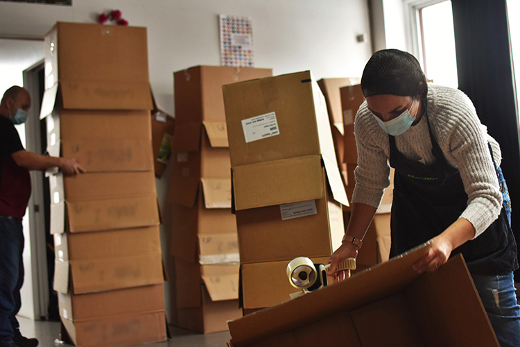 Taping a food delivery box