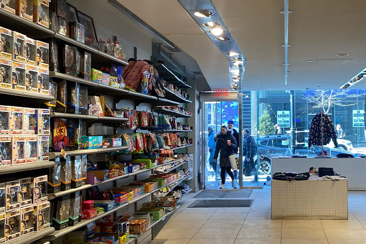 Customers entering inside Privé.