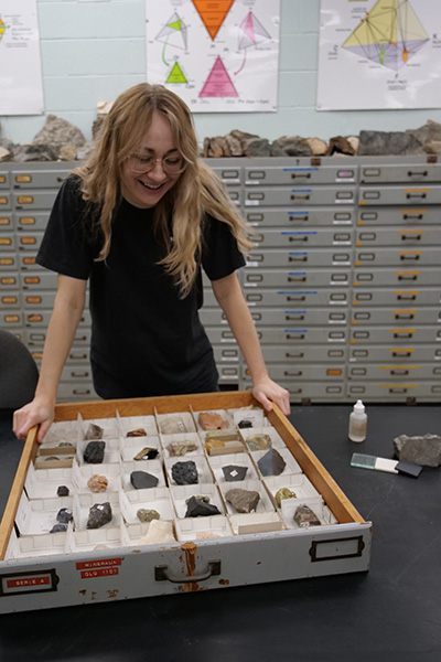 Camille Perron is studying minerals in a laboratory at Polytechnique University. Photo by Mélanie Lussier.