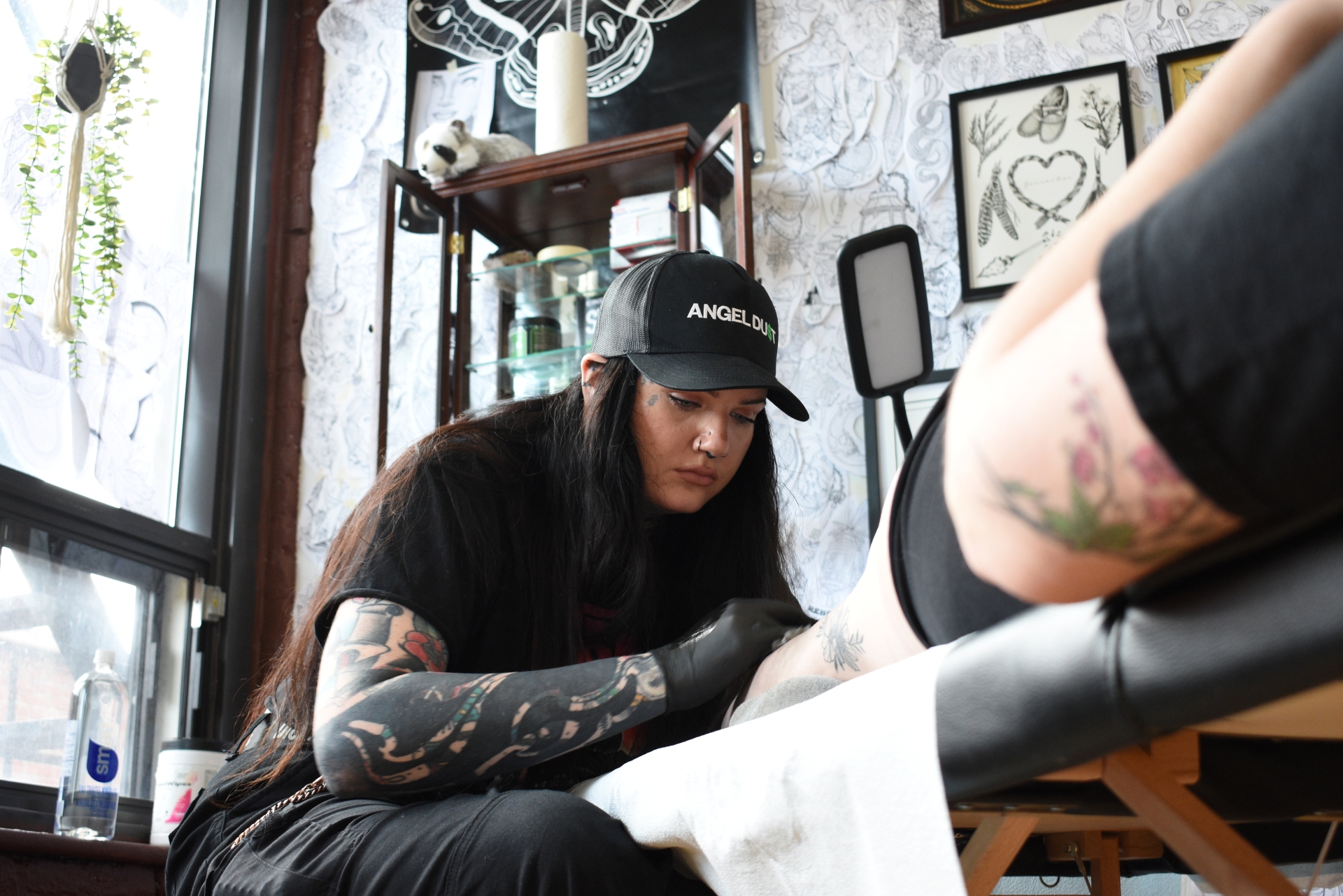 Terry Dactel tattoos a client