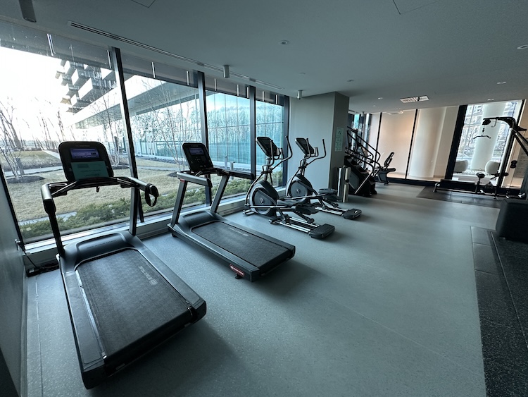 Treadmills and stationary bikes in a traditional gym